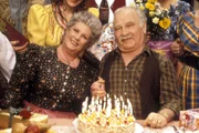 Erna (Erna Wassmer) gratuliert ihrem Mann (Peter Steiner) zum Geburtstag.