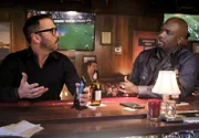 Jeffrey (Jeremy Piven, l.) muss sich gegen seine alte Firma zur Wehr setzen, die behauptet, der Code von Sophe sei von ihnen gestohlen. Unterdessen sorgt ein Mordfall bei Detective Cavanaugh (Richard T. Jones, r.) für Chaos ...