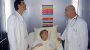Nikola (Mariele Millowitsch, lieg.) hat sich dafür entschieden, dass Dr. Hildebrandt (Hans Martin Stier, r.) ihre Operation durchführen soll. Dr. Schmidt (Walter Sittler) ist deswegen völlig vor den Kopf gestoßen...