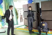 Booth (David Boreanaz), Brennan (Emily Deschanel, Mi.) und Cam (Tamara Taylor) untersuchen einen ungewöhnlichen Tatort: in einer Schokoladenfabrik wurden in einer Riesenschokolade die sterblichen Überreste einer Frau gefunden.
