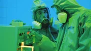Im Hochsicherheits-Labor eines Chemie-Konzerns wird ein biologischer Kampfstoff der nationalen Volksarmee entsorgt. Als einige Ampullen verschwinden, herrscht Großalarm... (Komparsen)