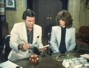 Jonathan Hart (Robert Wagner, l.); Jennifer Hart (Stefanie Powers, r.)