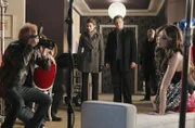 Kate Beckett (Stana Katic, 2.v.l.) und Richard Castle (Nathan Fillion, 3.v.r.) statten Reality-TV-Star Kay Cappuccio (Hilarie Burton, r.) einen Besuch ab. Sie wird verdächtigt, etwas mit dem Mord an dem Hundetrainer Francisco Pilar zu tun zu haben ...