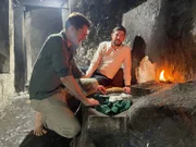 Daniel Gerlach (l.) besucht das Heiligtum der Jesiden im Norden des Irak.