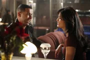 Javier Esposito (Jon Huertas, l.) lädt Scarlet Jones (Kelly Hu, r.) zu einem Drink ein, um sich bei ihr für sein Verhalten zu entschuldigen ...