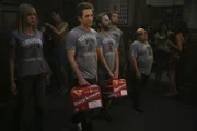 Dee (Kaitlin, Olson, l.), Dennis (Glenn Howerton, 2.v.l.), Charlie (Charlie Day, M.), Mac (Rob McElhenney, 2.v.r.) und Frank (Danny DeVito, r.) treten im Becherschnippen gegen ihren alten Feind an ...