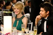 Amüsieren sich auf der Hochzeit von Kriminaltechniker Louie Amante: Lilly Rush (Kathryn Morris, l.) und Curtis Bell (Jonathan LaPaglia, r.)