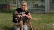 Hund Bruno mit Tierheimleitung Britta Merkel