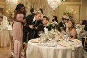 Auf der Hochzeit seiner Freunde lernt Ted (Josh Radnor, 2.v.r.) die attraktive Victoria (Ashley Williams, r.) kennen und ist sofort von ihr begeistert. Barney (Neil Patrick Harris, 2.v.l.) vergnügt sich derweil mit einer der Brautjungfern (Napiera Groves, l.) ...