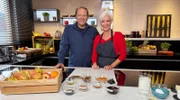 Björn Freitag (l.) und Anja Tanas backen Kuchen und Kekse mit natürlicher Süße – ganz ohne Kristallzucker.