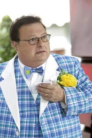 Ist das Entsetzen des exzentrischen Besitzers der Schokoladenfabrik, Jimmy Walpert III (Wayne Knight), über die Tote in der Riesenschokolade echt?  +++ Die Verwendung des sendungsbezogenen Materials ist nur mit dem Hinweis und Verlinkung auf RTL+ gestattet.