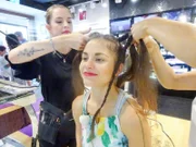 Kandidatin Stefanie beim Friseur