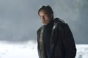 XF2-5  Fox Mulder (David Duchovny) relentlessly pursues clues that lead to a shocking truth.