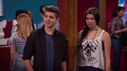 L-R: Max Thunderman (Jack Griffo), Phoebe Thunderman (Kira Kosarin)