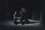 Richard Castle und Kate Beckett finden sich plötzlich mit Handschellen aneinander gekettet in einem Raum wieder und beide haben keine Ahnung, wie sie dort hingekommen sind ...