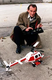 Alfred Nordeck (Ludwig Hirsch) hantiert mit einer Fernsteuerung und einem Modellhubschrauber. Was führt er im Schilde?