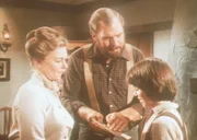 Alice (Hersha Parady, l.) und  Jonathan (Merlin Olsen, M.) sind stolz auf ihren Sohn Andy (Patrick Laborteaux, r.), der in einer Prüfung eine gute Note bekommen hat.