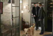 Kann "Royal", der Hund des berühmten Hundetrainers, der ermordet wurde, Kate Beckett (Stana Katic, r.) und Richard Castle (Nathan Fillion, l.) zum Mörder seines Herrchens führen?