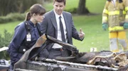 In einem ausgebrannten Laster werden die Überreste eines Mannes gefunden, dessen Skelett mit dem Armaturenbrett verschmolzen ist. Brennan (Emily Deschanel) und Booth (David Boreanaz) haben nun die schwierige Aufgabe, die Todesursache herauszufinden.