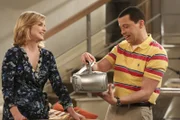 Alan (Jon Cryer, r.) beendet sein Beziehung zur Sozialarbeiterin, um wieder mit Lyndsey (Courtney Thorne-Smith, l.) zusammen zu sein. Doch ist das wirklich eine gute Idee?
