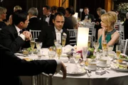 Scott Valens (Danny Pino, l.) und Lilly Rush (Kathryn Morris, r.) nehmen den Bräutigam Louie Amante (Doug Spinuzza, M.) auf seiner Hochzeit ins Kreuzverhör ...
