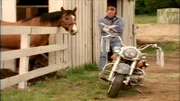 Greg Hanson (Christopher Titus) traut seinen Augen nicht, als er in seiner Scheune eine echte Harley Davidson entdeckt.