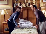 Während ein Feuer im Independence Inn Lorelai (Lauren Graham, l.) zwingt, ihre Gäste bei ihren Freunden einzuquartieren, erfährt Luke (Scott Patterson, r.), dass Jess die Schule schwänzt, um zu arbeiten ...