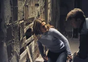 Als Richard Castle (Nathan Fillion, r.) und Kate Beckett (Stana Katic, l.) in einem Bett mit Handschellen aneinander gekettet aufwachen, sind sie in einem Raum gefangen. Die beiden können sich nicht erinnern wie sie dort gelandet sind und versuchen die Bruchstücke ihrer Erinnerungen zusammenzufügen.
