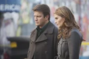 Richard Castle (Nathan Fillion, l.) und Kate Beckett (Stana Katic, r.) untersuchen den Mord an einer jungen Frau, die ausgerechnet in einem Wagen aus dem Fuhrpark des Bürgermeisters gefunden wurde ...