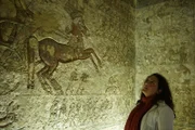 Bettany Hughes in der Grabstätte von Meyre.