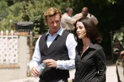 Nachdem die Leiche einer jungen, rothaarigen Frau im Napa Valley gefunden wurde, machen sich Teresa Lisbon (Robin Tunney, r.) und Patrick Jane (Simon Baker, l.) an die Ermittlungen ...