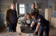 Beissl (Andreas Giebel, l.), Jerry (Peter Marton, h.), und Sophia (Katharina Leonore Goebel, M.) lassen sich von Max (Nepo Fitz, r.) zeigen, was er herausgefunden hat.