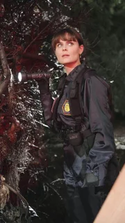 Brennan (Emily Deschanel) untersucht den mysteriösen Tod einer bekannten Herzchirurgin, die unter den Wurzeln eines umgefallen Baumstammes gefunden wurde.