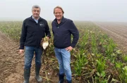 Rübenbauer Bernhard Conzen (l.) geht mit Björn Freitag (r.) auf das Feld und zeigt, wie Zuckerrüben angebaut und geerntet werden.