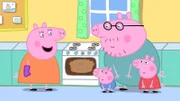 Mama Wutz (li.) backt heute einen Apfelkuchen. Während Familie Wutz wartet, bis er fertig ist, spielen Papa Wutz (hi.re.), Peppa (vo.re.) und Schorsch (mi.) ein Suchspiel.