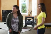 Vor Gabrielle (Eva Longoria, r.) kann Claudia (Justina Machado, l.) die Fassade nicht länger aufrechterhalten ...