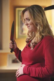 Susan ist geschockt, als Tochter Julie (Andrea Bowen) ihr einen Besuch abstattet und sie jetzt erst herausfindet, dass sie im sechsten Monat schwanger ist ...