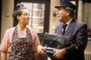 Gerdi (Gerda Steiner) bittet ihren Erich (Erich Seyfried) als Undercover-Agent herauszufinden, wo Leni zweimal die Woche hingeht.