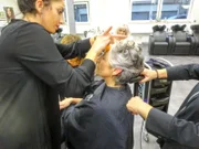 Kandidatin Petra (r.) beim Friseur