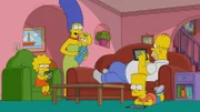 THE SIMPSONS: Marge implements a screen time limit for the whole family, all of whom easily adjust to the new lifestyle. However, Marge realizes that she is the one addicted Ð nicht ihr Mann und Kinder Ð in der ÒScreenlessÓ episode of THE SIMPSONS.