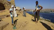 Ägypten - Arbeiter führen Ausgrabungen in der Nekropole von Qubbet El Hawa in Assuan durch.