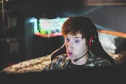 Nicky (Will Merrick) hat die Idee, dass man mehr Erfahrungspunkte bekommt, wenn man im Spiel verheiratet ist.