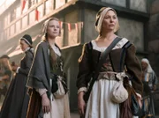 Anna Stein (Julia Thurnau) gibt ihr Wissen an ihre Lehrmagd (Elina Vaska) weiter. Mit ihren Kräuterbeuteln am Kleid waren sie leicht als Hebammen zu erkennen.