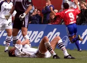 Michael Ballack (Leverkusen, liegend) frustriert nach seinem Eigentor, Altin Rraklli (Haching, re.) dreht jubelnd ab; quer, Frust, Jubel, jubeln, Torjubel, enttäuscht, verzweifelt, fassungslos, liegen, Boden, Rasen, Freud und Leid, Kontrast, Gegensätze Saison 1999/2000, SpVgg Unterhaching - Bayer 04 Leverkusen 2:0 Unterhaching Stadion am Sportpark Freude, Verzweiflung, Enttäuschung, Fußball 1. BL Herren Mannschaft Deutschland Gruppenbild pessimistisch Aktion Personen, Datum: 20.05.2000
