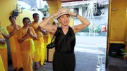 Auf Bali besuchen die Geissens einen Wasserheiler. Dieser soll all ihre Probleme eliminieren. Doch eins hat Carmen dabei nicht bedacht, damit die Zeremonie durchgeführt werden kann, muss sie ihre Haare komplett nass machen. Für Carmen eine Tragödie. Wie entscheidet sich die Familienchefin - für Jahre voller Probleme und Pech oder fünf Minuten nasse Haare?