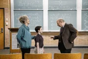 Sheldon (Iain Armitage, M.) ist hellauf begeistert, als sich Meemaw (Annie Potts, l.) und der College Professor Dr. John Sturgis (Wallace Shawn, r.) zum Essen verabreden ...