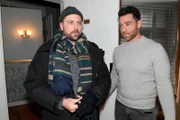 John (Felix von Jascheroff, l.) kündigt Carlos (Patrick Fernandez) Freundschaft.