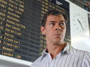 Christoph (Sven Martinek) wartet am Flughafen auf die verspätete Maschine seiner Ex-Frau Viola.