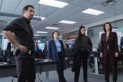 L-R: Jeremy Sisto als Assistant Special Agent in Charge Jubal Valentine, Keisha Castle-Hughes als Special Agent Hana Gibson, Roxy Sternberg als Special Agent Sheryll Barnes, und Alana De La Garza as Special Agent in Charge Isobel Castille