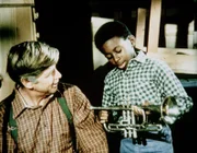 Josh (James Bond III, r.) erzählt John Walton (Ralph Waite, l.) wo er gelernt hat, so geschickt Trompete zu spielen.
